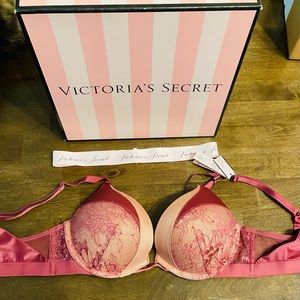 NWT Victoria’s Secret Bombshell Bra 34A. Lavender/ pink and lace